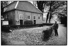 351098 Gezicht op de tuin bij het voormalige koetshuis van het landhuis Oud Amelisweerd (Koningslaan 11-13), voor de ...